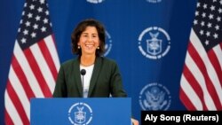 La Secretaria de Comercio de Estados Unidos, Gina Raimondo, asiste a una conferencia de prensa en Shanghain el 30 de agosto del 2023.