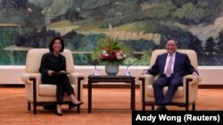 La Secretaria de Comercio de EEUU, Gina Raimondo, se reúne con el Primer Ministro de China, Li Qiang, en Beijing. 29 de agosto del 2023