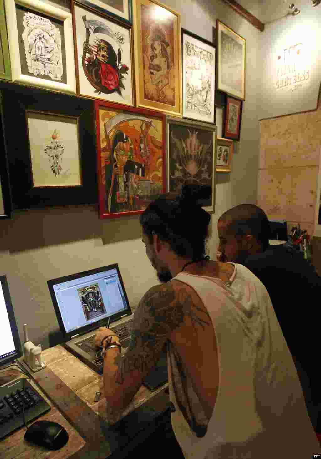 El primer estudio de tatuajes "profesional" de Cuba ha puesto de moda el llevarse un souvenir de la isla caribeña en la piel. EFE