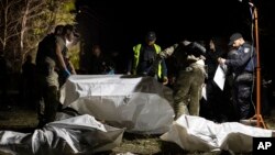 Autoridades policiales en la aldea de Hroza, Ucrania, tras un ataque de las fuerzas rusas el 5 de octubre de 2023. (AP Photo/Alex Babenko).