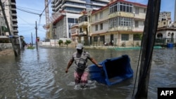 Un hombre camina por una calle inundada en La Habana debido al paso del huracán Milton el 9 de octubre de 2024.