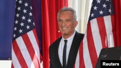 Robert F. Kennedy Jr declara en Filadelfia su candidatura a la presidencia de EEUU, como independiente, el 9 de octubre de 2023. (Reuters/Mark Makela).