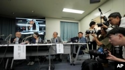 Miembros de Nihon Hidankyo, o la Confederación Japonesa de Organizaciones de Víctimas de las Bombas A y H, el 12 de octubre de 2024, un día después de que Nihon Hidankyo ganara el Premio Nobel de la Paz. (Foto AP/Hiro Komae)